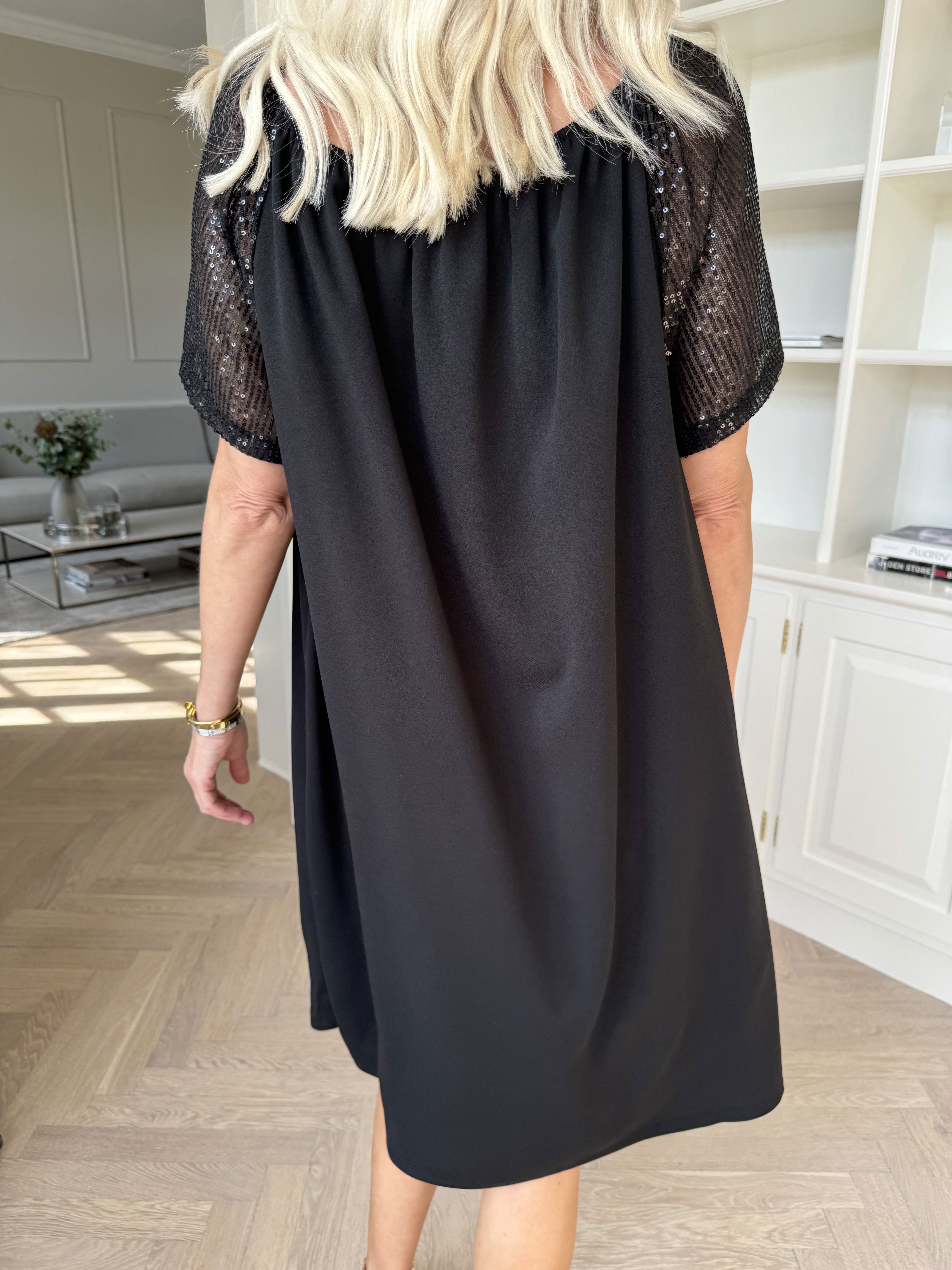 Kim - Sød elastisk kjole med pailletærmer